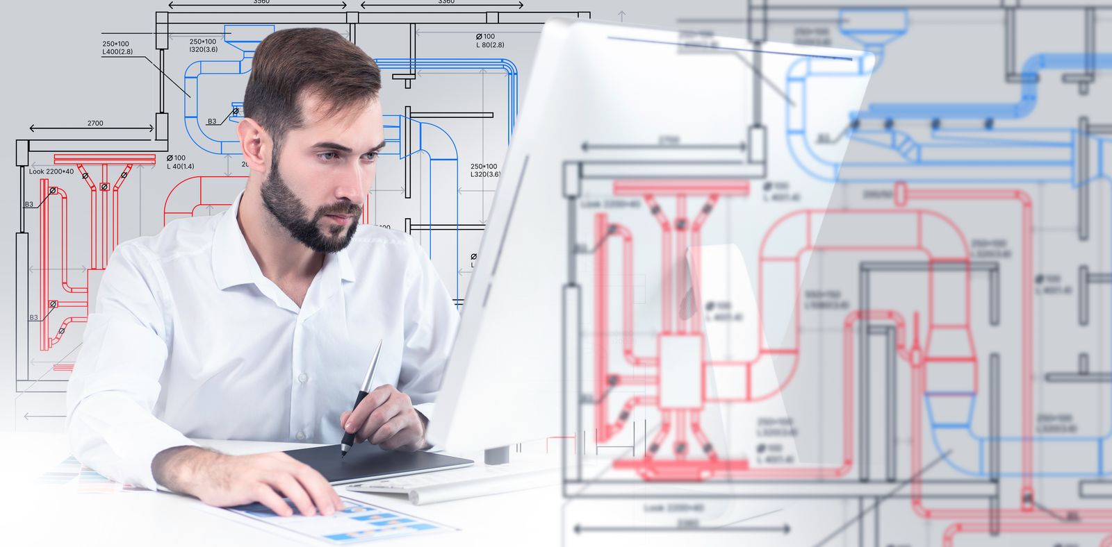 Planer arbeitet an Plänen für eine Anlage